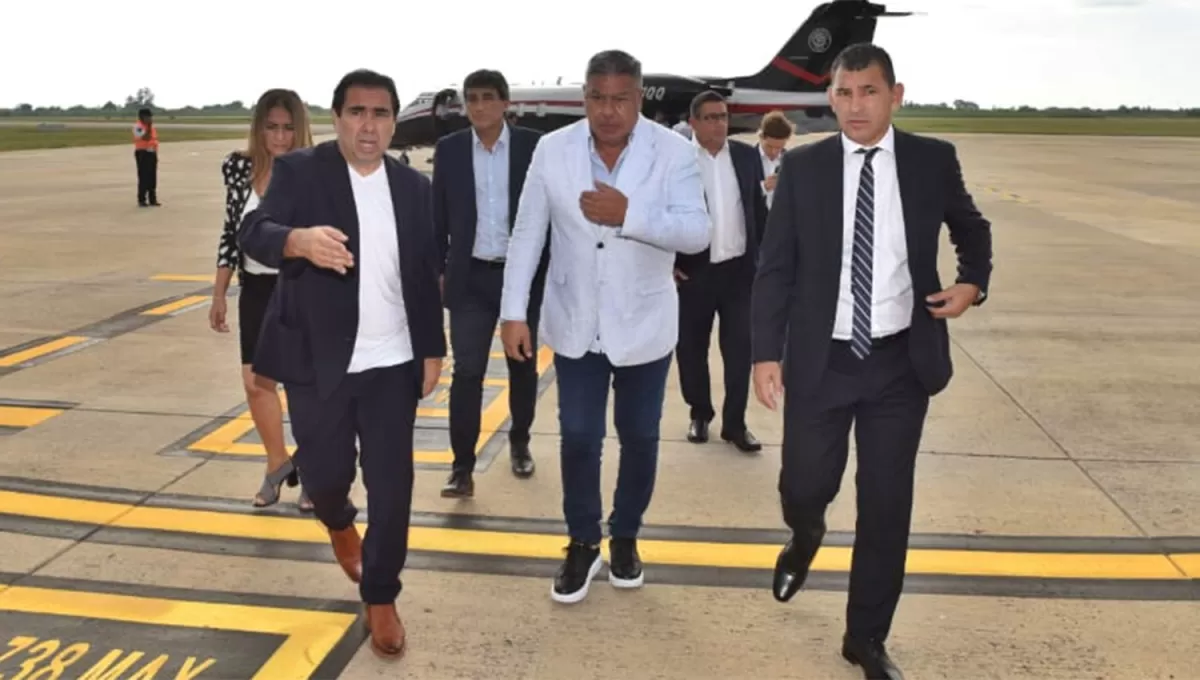 EN LA PISTA. Sergio Mansilla y Mario Leito le dieron la bienvenida a Chiqui Tapia en el aeropuerto Benjamín Matienzo.