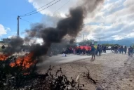 Padres autoconvocados cortan rutas en los valles en reclamo de personal auxiliar para escuelas de la zona
