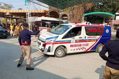Horror en Pakistán: un atentado suicida dejó nueve policías muertos y 16 heridos