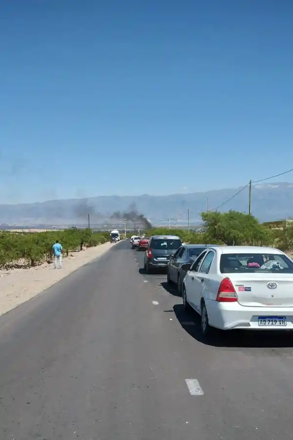 LARGAS FILAS de autos por los cortes