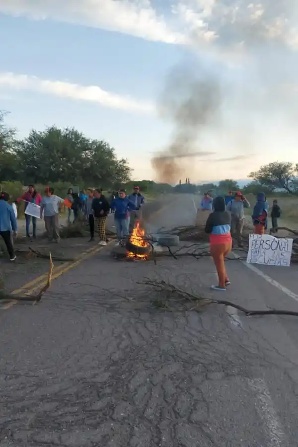 Padres autoconvocados cortan rutas en los valles en reclamo de personal auxiliar para escuelas de la zona