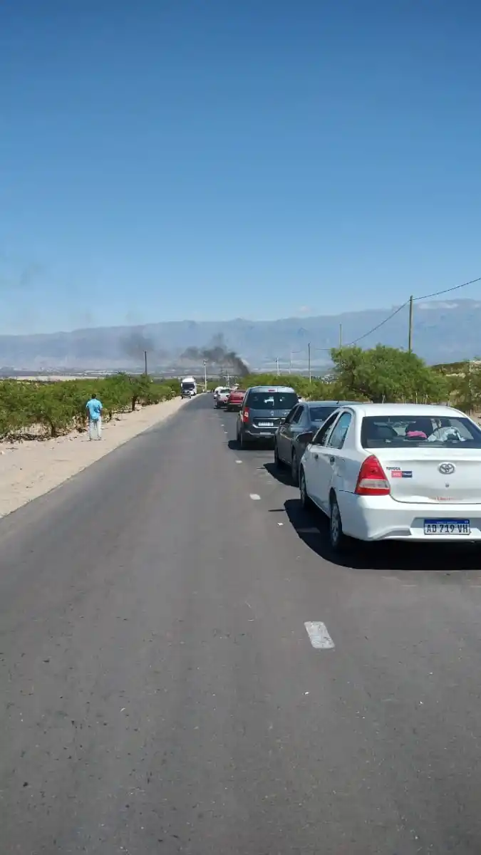 LARGAS FILAS de autos por los cortes