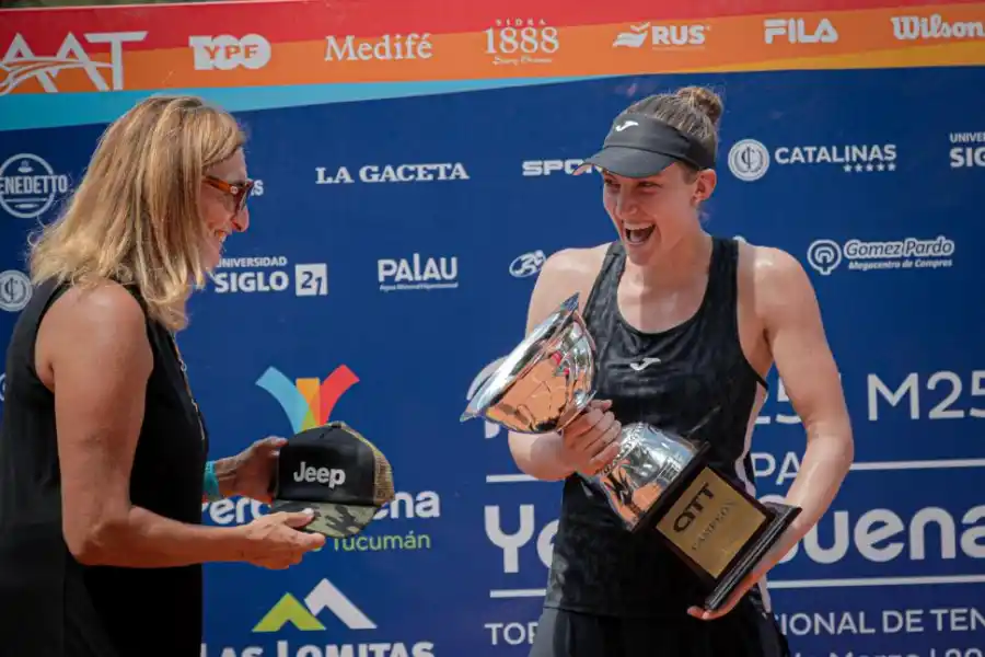 CAMPEONA. “La copa no me va a entrar en la valija”, le decía Vicens Mas a Paz. 