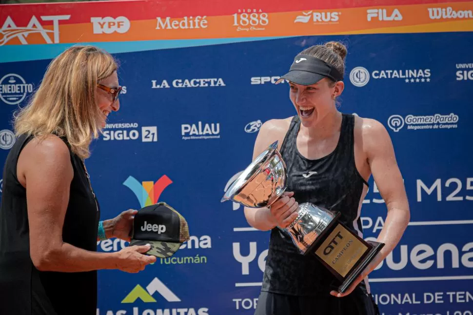 CAMPEONA. “La copa no me va a entrar en la valija”, le decía Vicens Mas a Paz. 