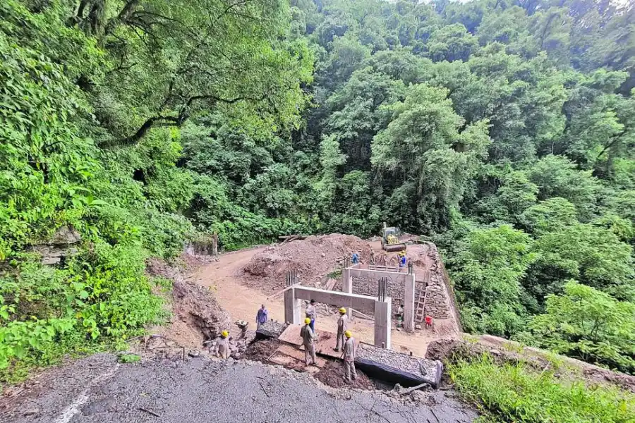 EN PLENA EJECUCIÓN. Operarios trabajan en la nueva obra de arte.