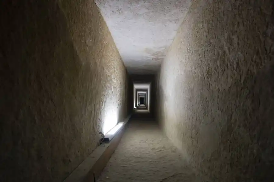 Túnel oculto en la pirámide de Keops