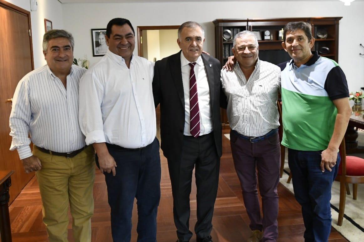 EN LA LEGISLATURA. Jaldo, con dirigentes de Famaillá. Foto de Prensa HLt