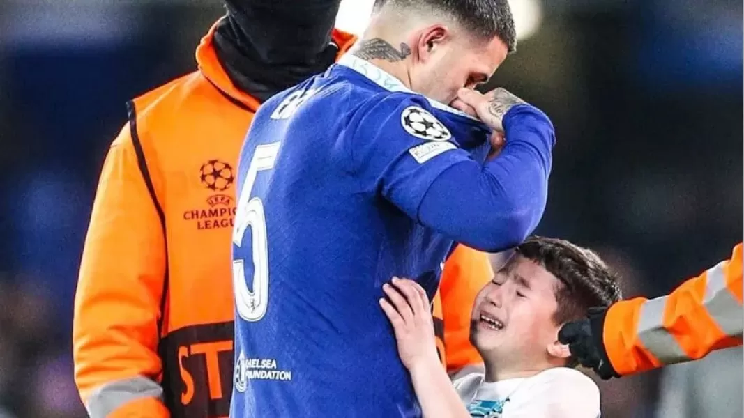El conmovedor gesto de Enzo Fernández con un mini hincha de Chelsea