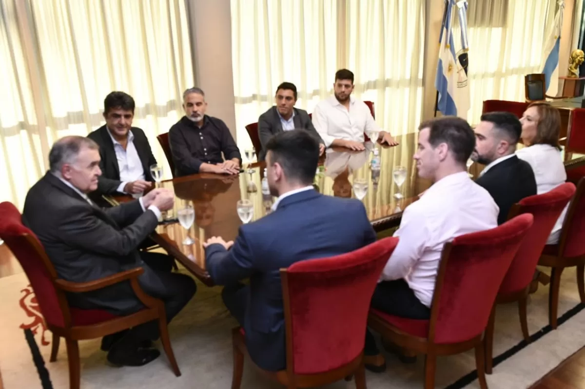 Dimes y diretes: Los afiches ahora Kirchner presidente en las calles de Tucumán