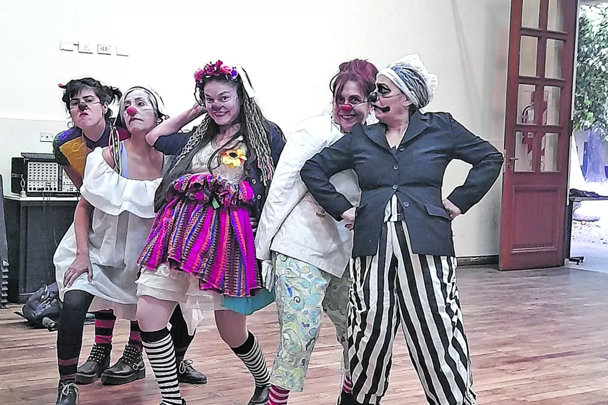 “La nave de las locas”: clowns en Tafí Viejo
