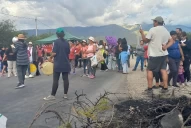 Padres autoconvocados de los valles cortan las rutas provincial 307 y nacional 40 por tercer día consecutivo