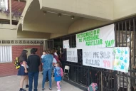 Protesta de estudiantes de la Escuela Comercio de Concepción en demanda de mobiliarios