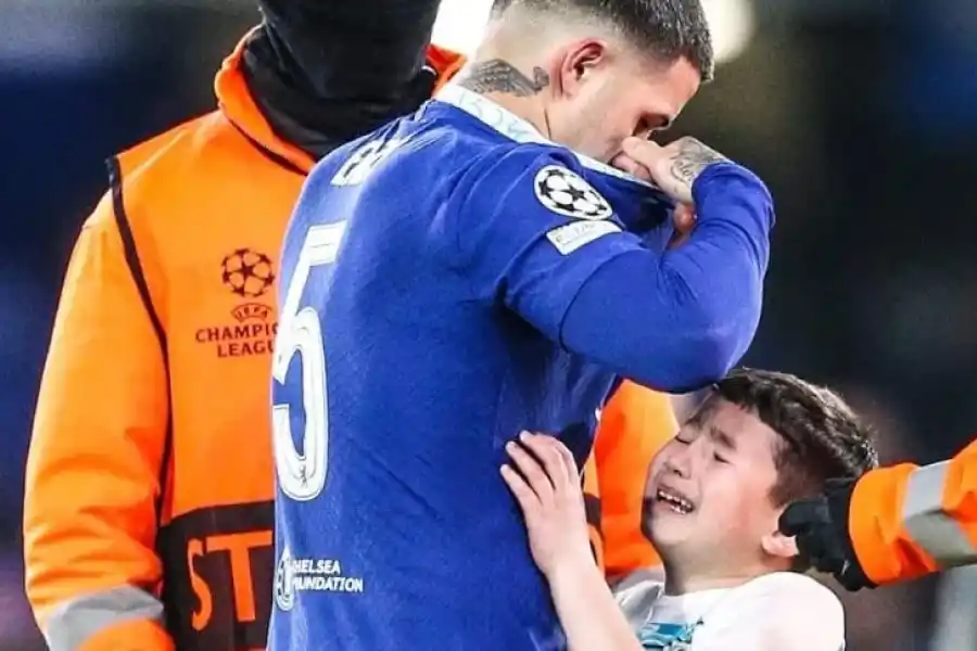 El conmovedor gesto de Enzo Fernández con un mini hincha de Chelsea