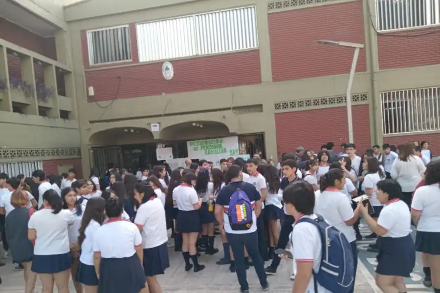 Protesta de estudiantes de la Escuela Comercio de Concepción en demanda de mobiliarios