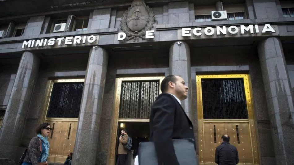 DECISIÓN. El titular de Economía, Sergio Massa, reconoció que la medida se veía venir debido al sobreendeudamiento en el mercado interno.  