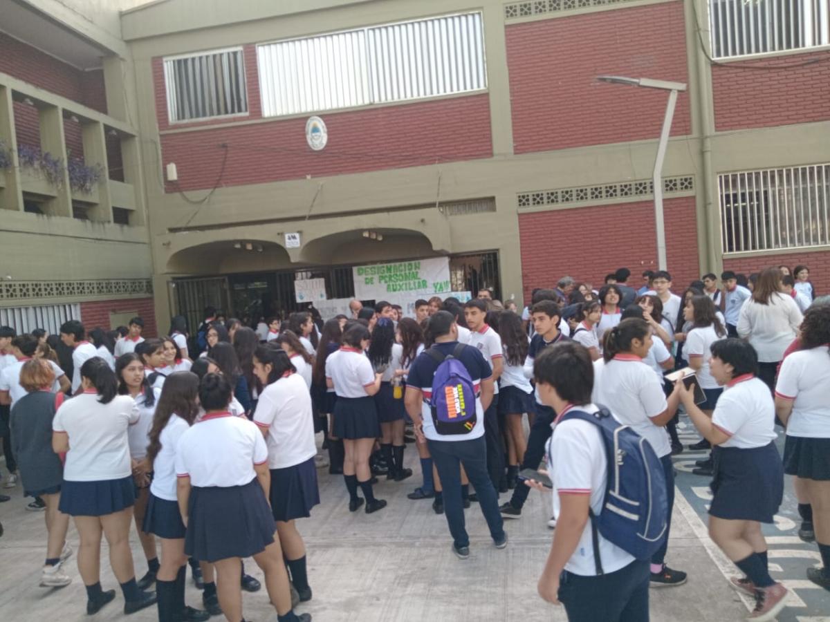 Protesta de estudiantes de la Escuela Comercio de Concepción en demanda de mobiliarios