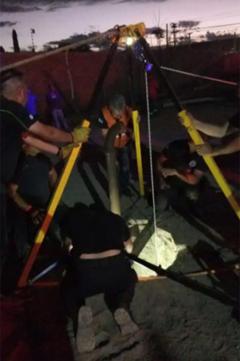 RESCATE. Bomberos trabajaron durante horas para poder encontrar al pequeño y a su padre en el pozo de una obra en Guaymallén.