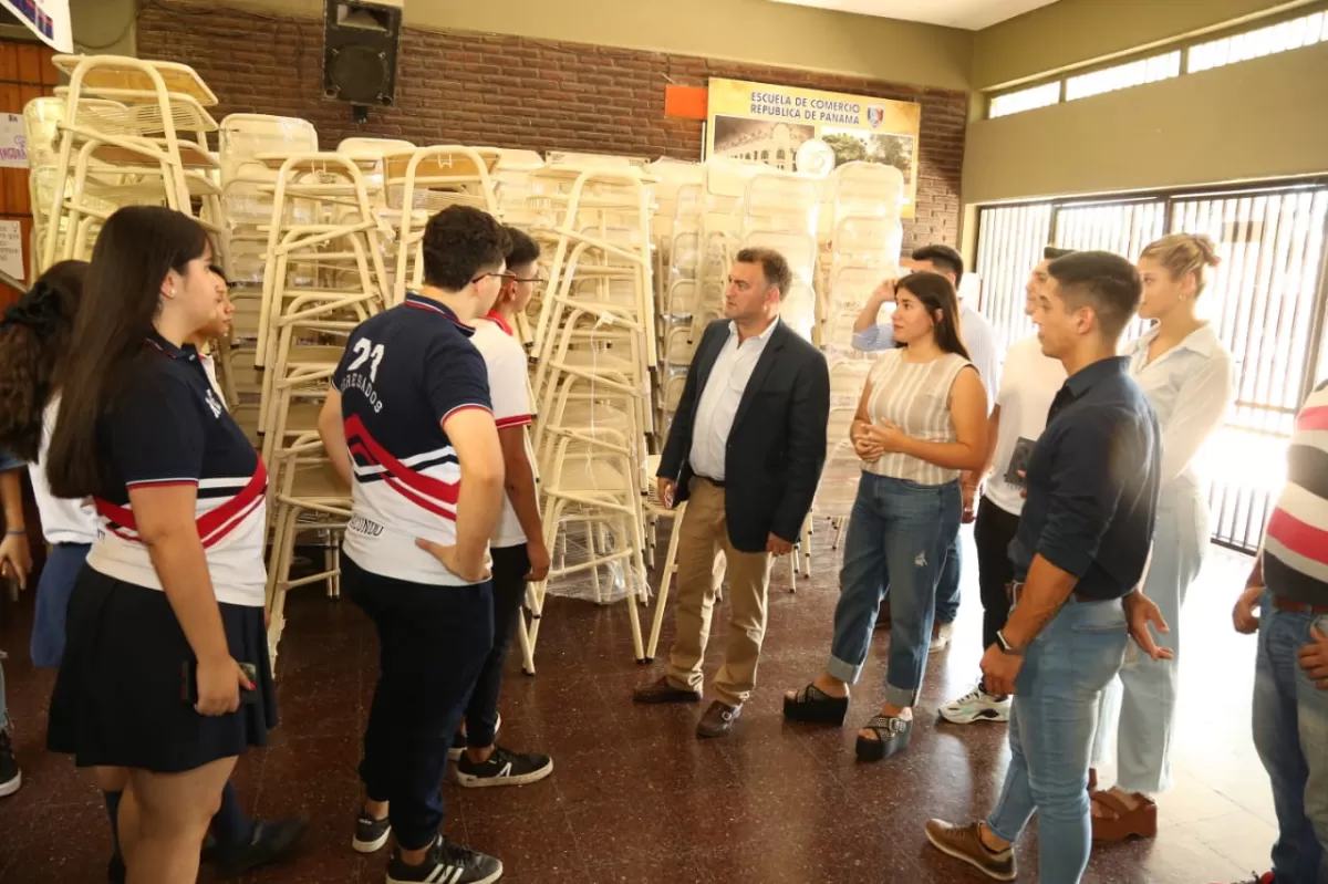 Los alumnos de la Escuela de Comercio de Concepción recibieron mesas y sillas