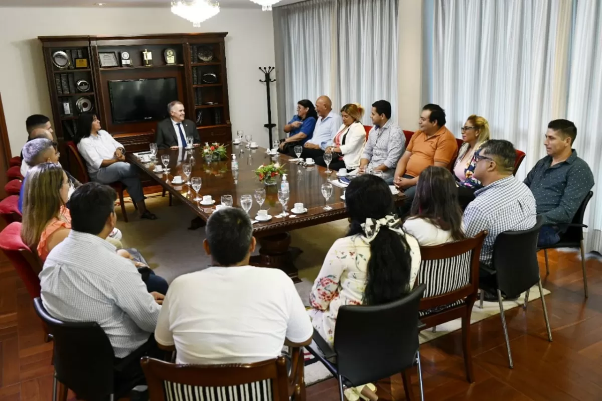 EN LA LEGISLATURA. Jaldo, con ex dirigentes de Cambiemos. Foto de prensa HLT