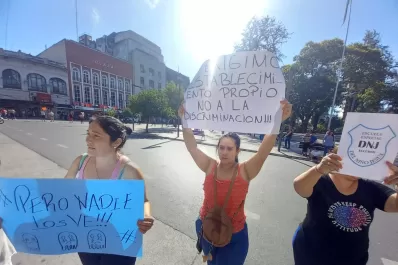 Los padres de chicos de una escuela especial reclamaron frente a la Casa de Gobierno