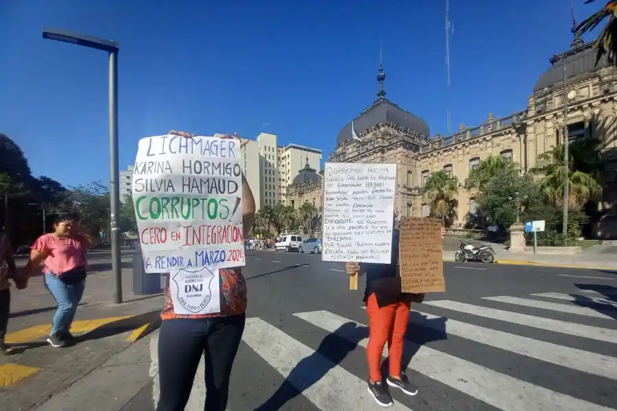 Protesta frente a la Casa de Gobierno. LA GACETA / ANALÍA JARAMILLO