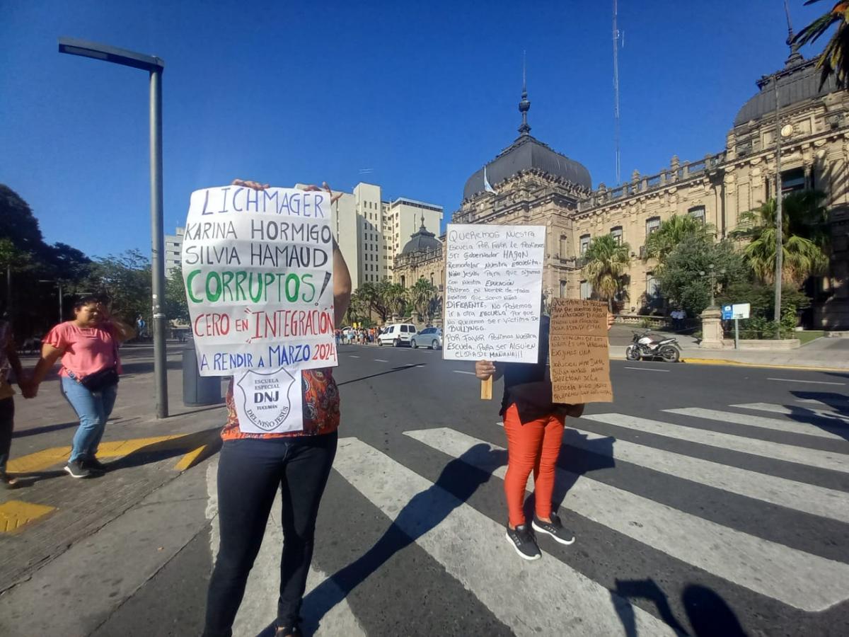 Protesta frente a la Casa de Gobierno. LA GACETA / ANALÍA JARAMILLO