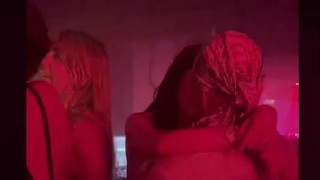 El video del apasionado beso que confirma la relación de Alfa con la joven de 19 años