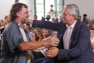 Alberto Fernández firmó un compromiso para combatir las adicciones junto al Padre Pepe