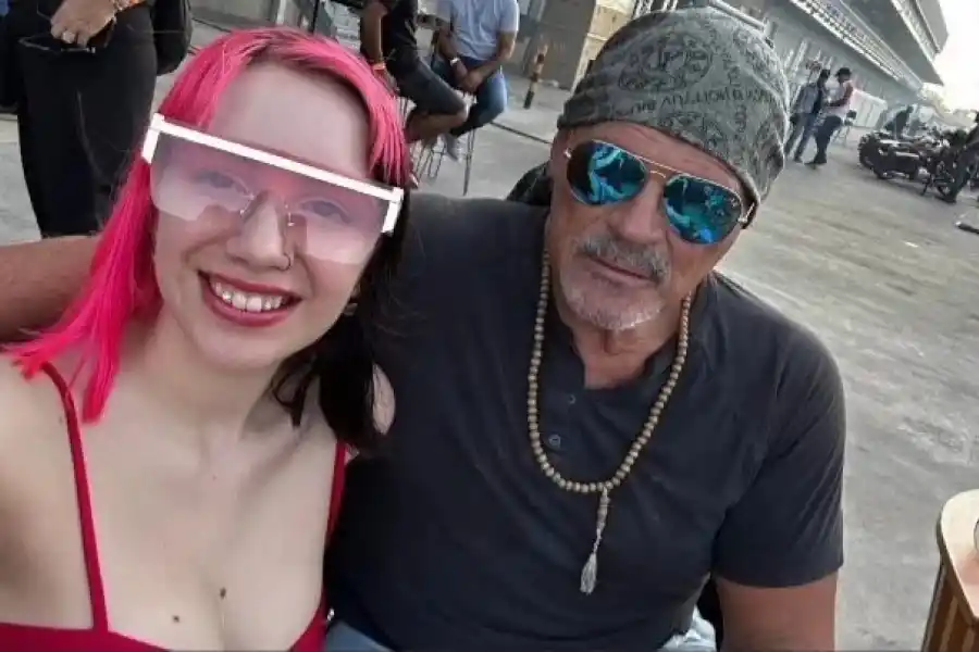 El video del apasionado beso que confirma la relación de Alfa con la joven de 19 años