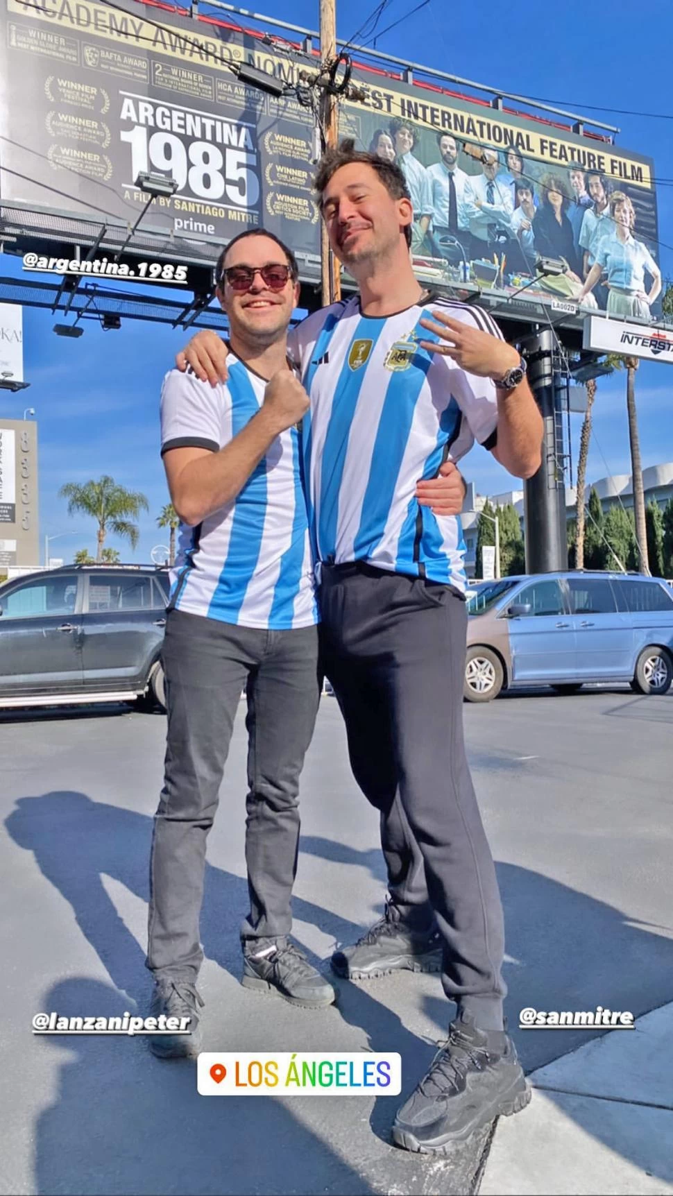 EN EEUU. Peter Lanzani y Santiago Mitre, de camiseta frente a los afiches. 