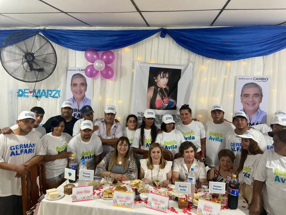 ENRIQUE PEDICONE Y Beatriz Ávila en el encuentro con vecinos. 