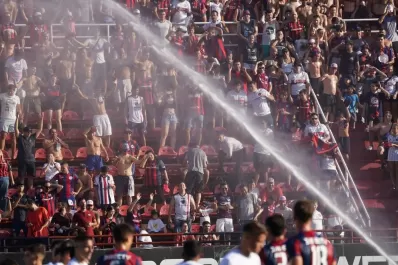 Ola de calor: permiten que los hinchas ingresen con botellas de plástico a las canchas