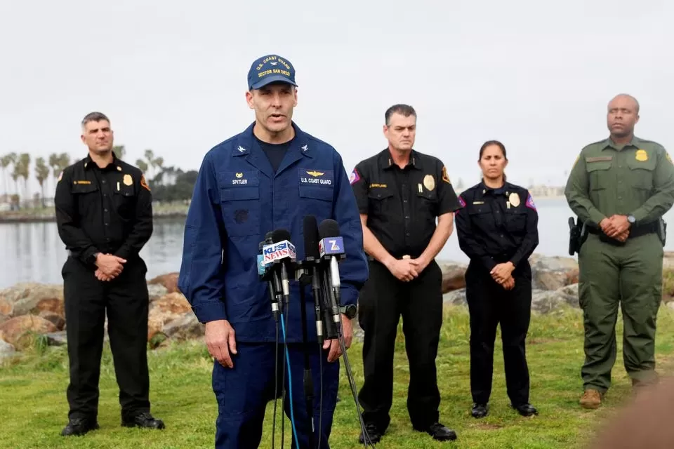 El capitán James Spitler, de la Guardia Costera de los EE. UU., habla con los miembros de los medios de comunicación después de que dos barcos pesqueros naufragaron frente a la costa de San Diego, California