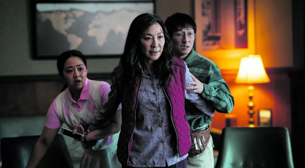 GANADORES. Michelle Yeoh y Ke Huy Quan (adelante) en una escena de “Todo en todas partes...
