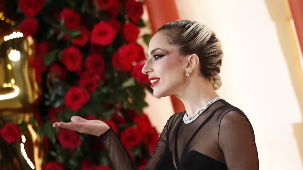 Lady Gaga ayudó a fotógrafo que cayó en la alfombra roja
