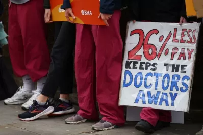 Reino Unido: médicos residentes iniciaron un paro por 72 horas