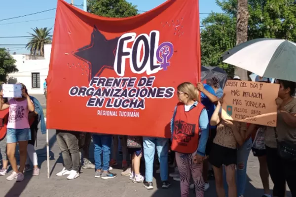 Organizaciones sociales protestan frente a dos supermercados en la capital