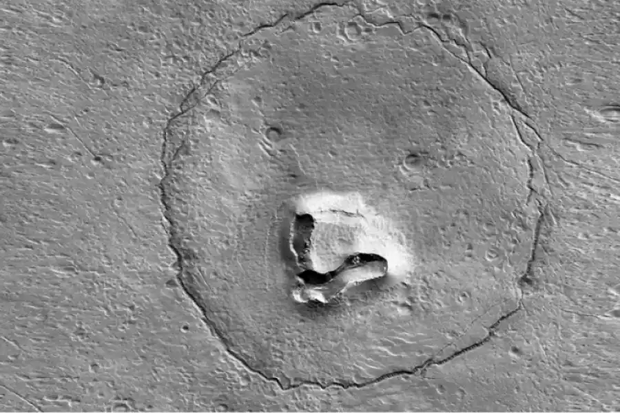 Astrónomos dieron con una formación en Marte que asemejaba la cara de un oso / NASA-HiRISE