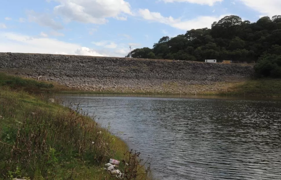 A REPARAR. La presa lateral N°3 del dique El Cadillal, la zona donde se llevarán a cabo los trabajos para reparar las filtraciones detectadas en 2021 