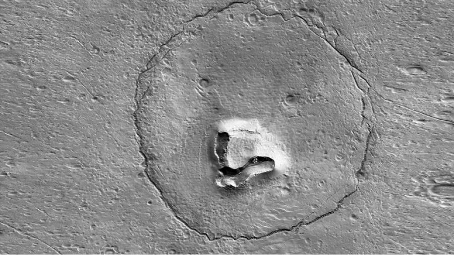 Astrónomos dieron con una formación en Marte que asemejaba la cara de un oso / NASA-HiRISE