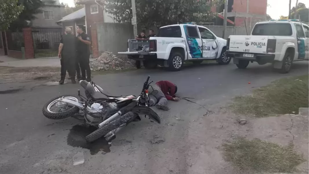 Dos motochorros chocaron con un patrullero de la Policía.