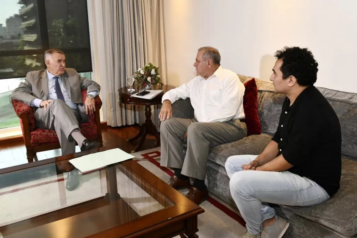El vicegobernador, junto a los dirigentes Fernández. Foto de Prensa HLT