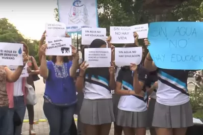 “Sin agua, no hay educación”: reclamo de padres y alumnos de un colegio de Tafí Viejo ante la SAT
