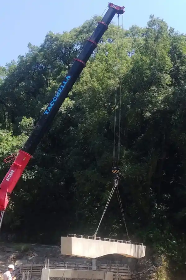 Comenzaron a colocar el nuevo puente en El Rulo, camino a San Javier