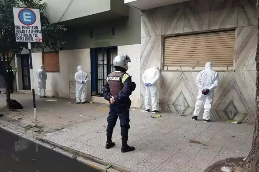 ARRESTO. La Policía detiene a dos efectivos, a un civil y a un policía federal que habrían secuestrado a un taxista para exigirle un rescate a un narco.  