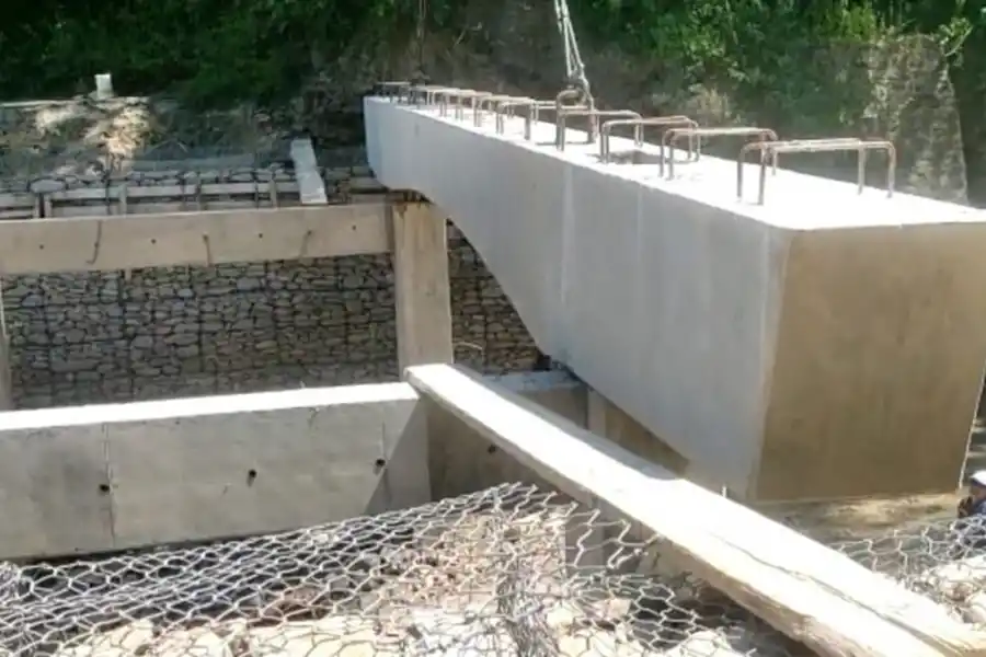 Comenzaron a colocar el nuevo puente en El Rulo, camino a San Javier