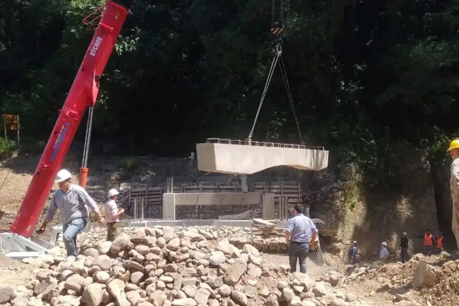 Comenzaron a colocar el nuevo puente en El Rulo, camino a San Javier