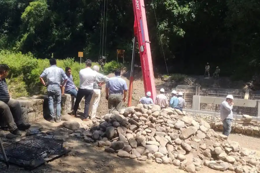 Comenzaron a colocar el nuevo puente en El Rulo, camino a San Javier