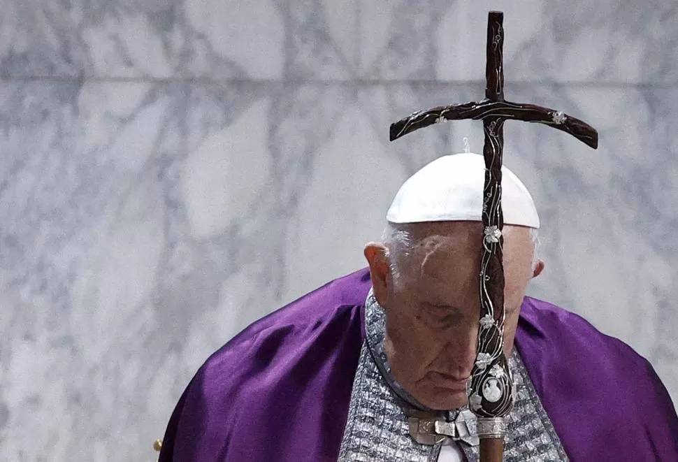 ORANDO. El papa Francisco ha sobrevivido a la oposición conservadora dentro de la Iglesia Católica que ha exigido varias veces su renuncia. 