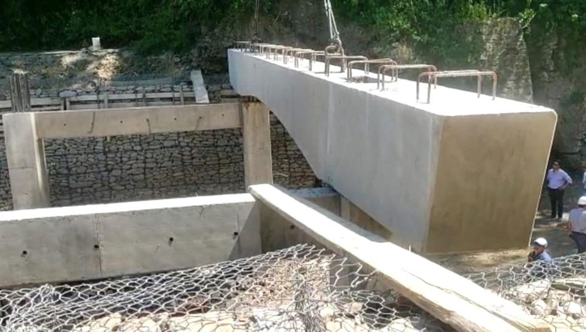 Comenzaron a colocar el nuevo puente en El Rulo, camino a San Javier